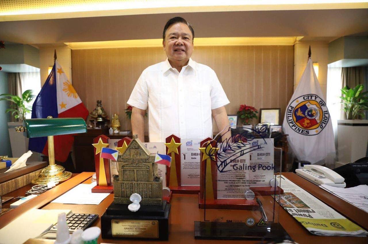 Mayor Jerry Treñas of Iloilo City proudly showcases recent awards for governance and community development, including accolades for Economic Dynamism, Government Efficiency, Infrastructure, Resiliency, and Most Improved HUC from the Regional Competitiveness Awards. The city's I-Bike Program also received the 2022 Galing Pook Award and the Gawad Kalasag Seal of Excellence.