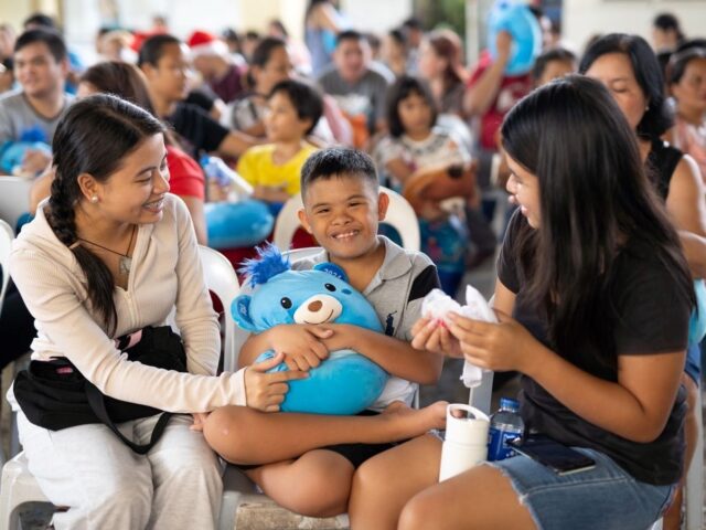 SM mallgoers donate 50,000 bears to underserved kids