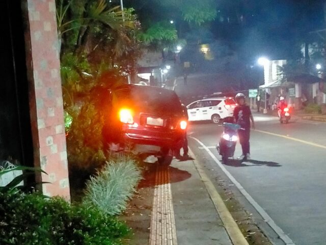 Driver cited after Toyota Revo crashes sidewalk in Baguio