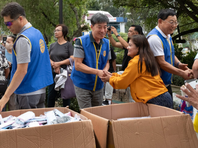 Rotary Baguio, Wonju hold clothes-giving drive