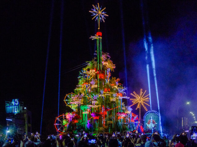 Baguio lights Christmas Tree, kicks off yuletide events